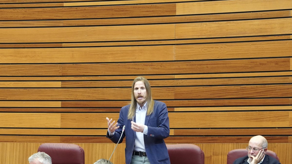 El procurador de Unidas Podemos, Pablo Fernández, durante el pleno de las Cortes.- ICAL