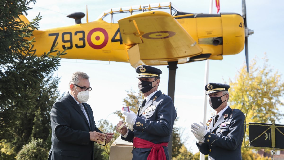 Actos conmemorativos del centenario del Aeródromo Militar de León. En la imagen, el Ejército del Aire cede un avión T-6 a La Virgen del Camino como agradecimiento a la localidad anfitriona durante estos 100 años. ICAL