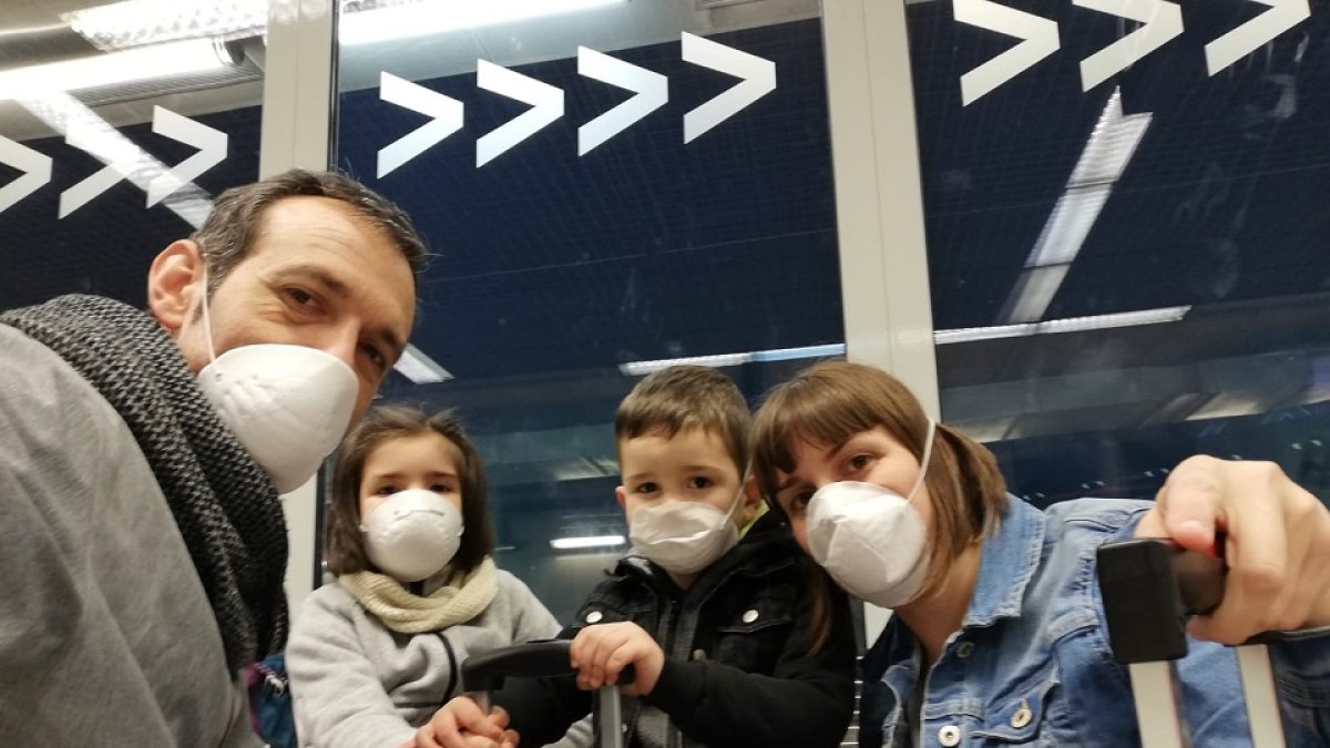 La familia burgalesa atrapada en Panamá por el coronavirus llega al aeropuerto de Barajas.- ICAL