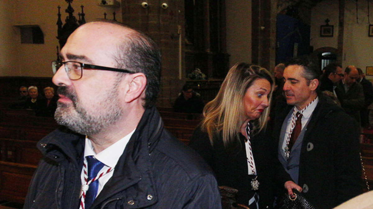 El alcalde de Ponferrada, Marco Morala (I), acude a la celebración de la festividad de Las Candelas. Junto a él, la portavoz de VOX, Patricia González, y el concejal de Urbanismo, Fomento y Contratación, Roberto Mendo (D)- César Sánchez/ Ical