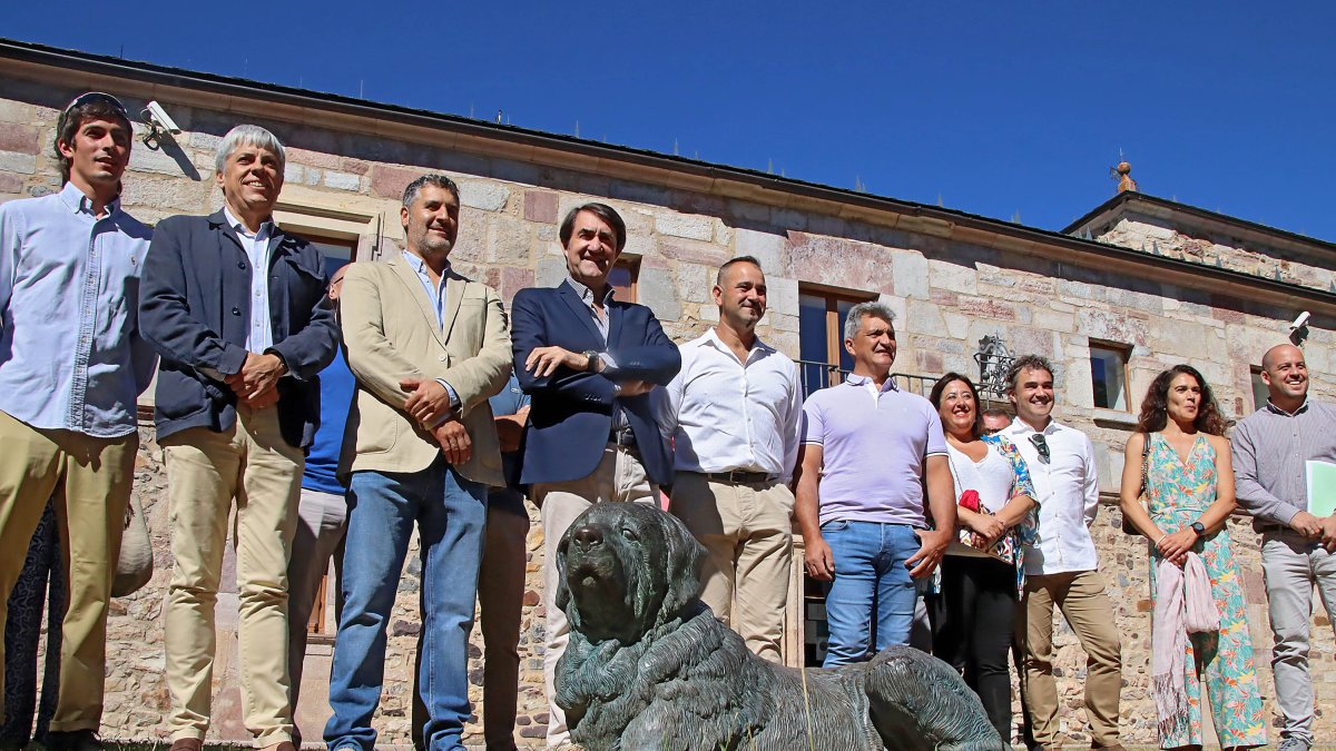 El consejero de Medio Ambiente, Juan Carlos Suárez-Quiñones, presenta la resolución de la convocatoria de subvenciones para las Reservas de la Biosfera de Castilla y León acompañado por alcaldes de la zona de Babia.- ICAL