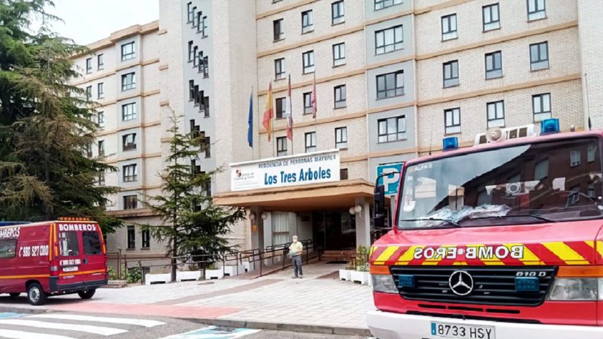 Los Bomberos de Zamora desinfectan seis residencias de personas mayores y una de menores en la capital.- ICAL