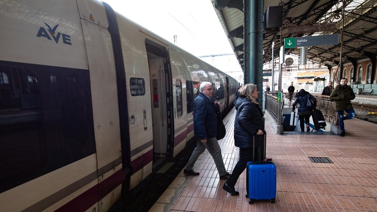 Llegada tren AVE de Madrid a la estación Campo Grande de Valladolid. En una imagen de archivo. | J. M. LOSTAU.