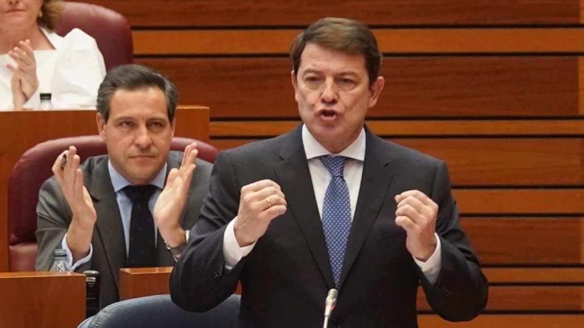 El presidente de la Junta, Alfonso Fernández Mañueco, durante el pleno.- ICAL