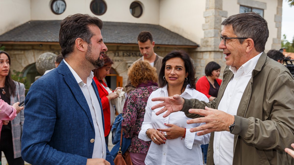 Luis Tudanca, Alicia Palomo y Patxi López, este miércoles en El Espinar.- ICAL