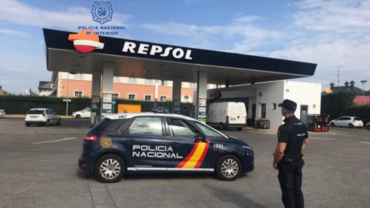 Vehículo de la Policía Nacional en la gasolinera. E.P.