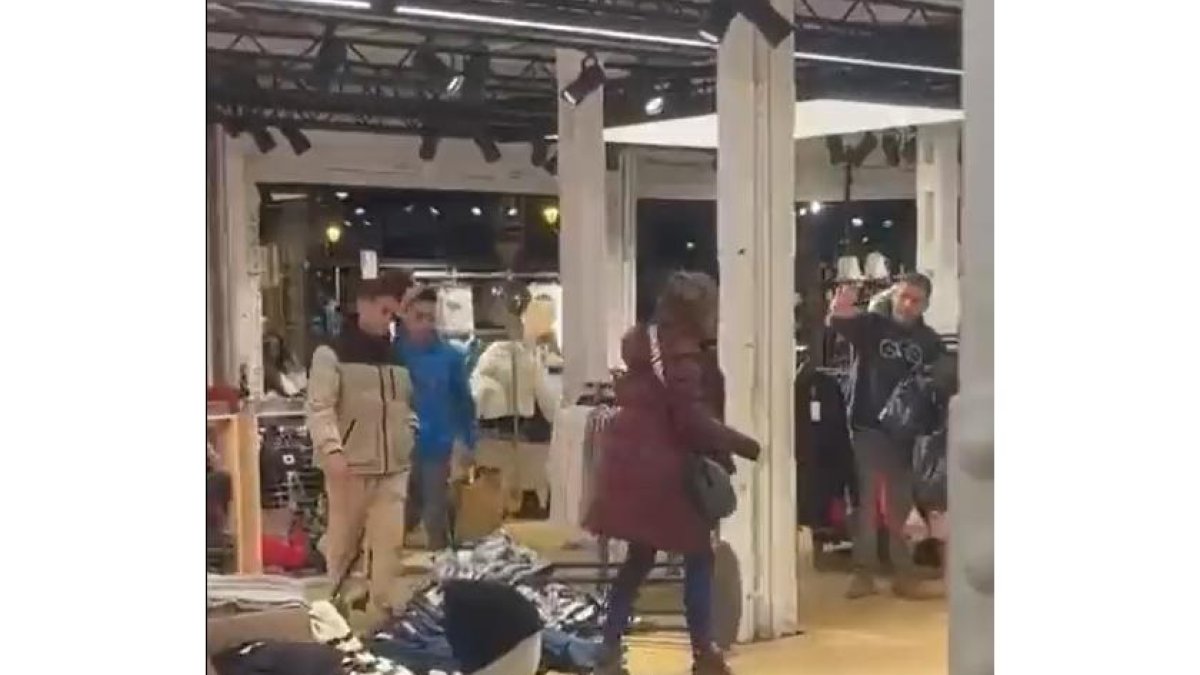 Una mujer destroza una tienda de Bershka en Burgos. -TWITTER BURGOSTHISIS