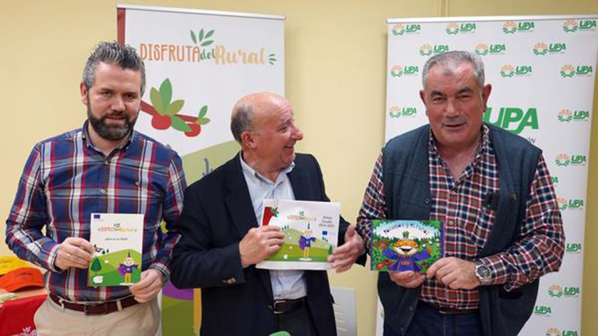 Raúl Santa Eufemia, Prudencio Prieto y Aurelio González en la presentación de la nueva campaña, ayer. ICAL