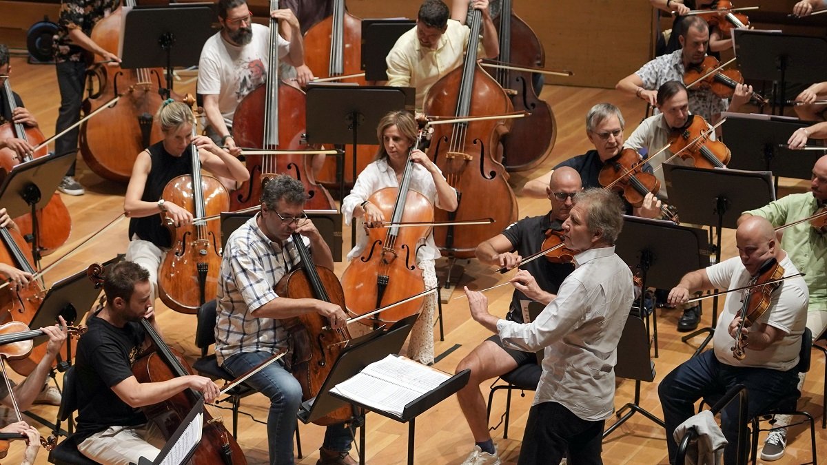 El director de la Oscyl, Thierry Fischer, durante el ensayo general de la Orquesta Sinfónica de Castilla y León para la gira por Holanda y Noruega.