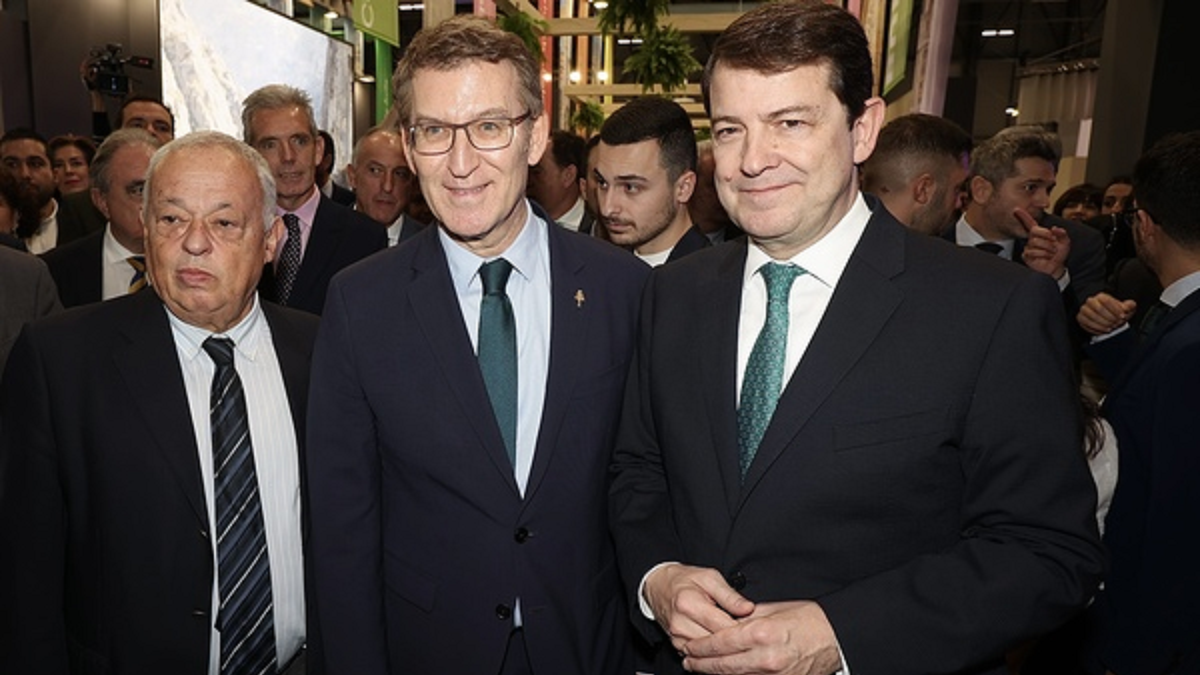El presidente de la Junta de Castilla y León, Alfonso Fernández Mañueco, junto al presidente del PP Alberto Nuñez Feijoo, visita la 44 edición de Fitur y el expositor de la Comunidad. Juan Lázaro/ Ical