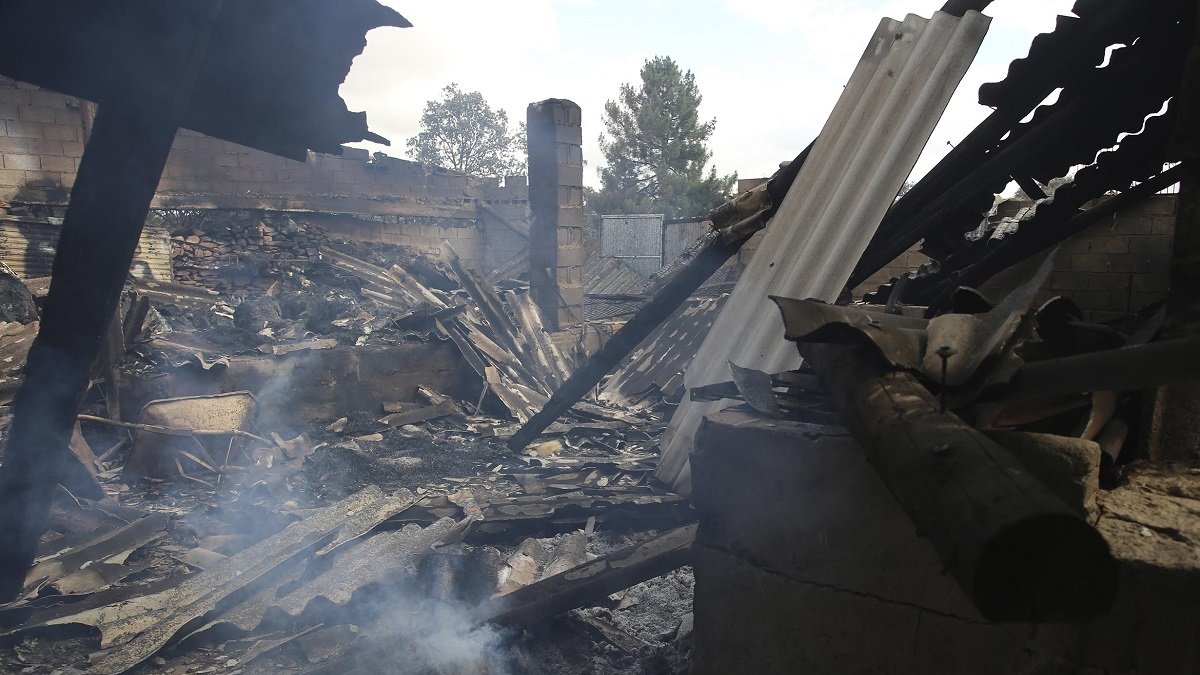 Vivienda destrozada y quemada en el incendio declarado en la Sierra de la Culebra.- ICAL