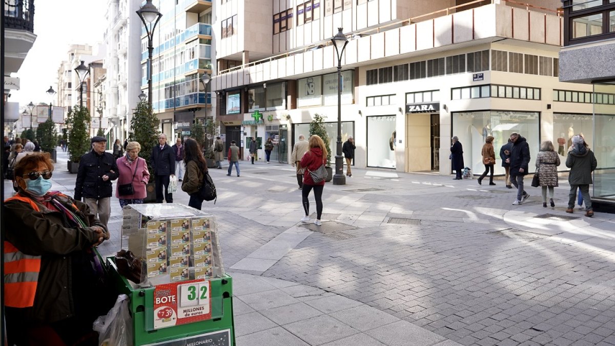 Vendedora de la ONCE en la calle Santiago de Valladolid. - ICAL.