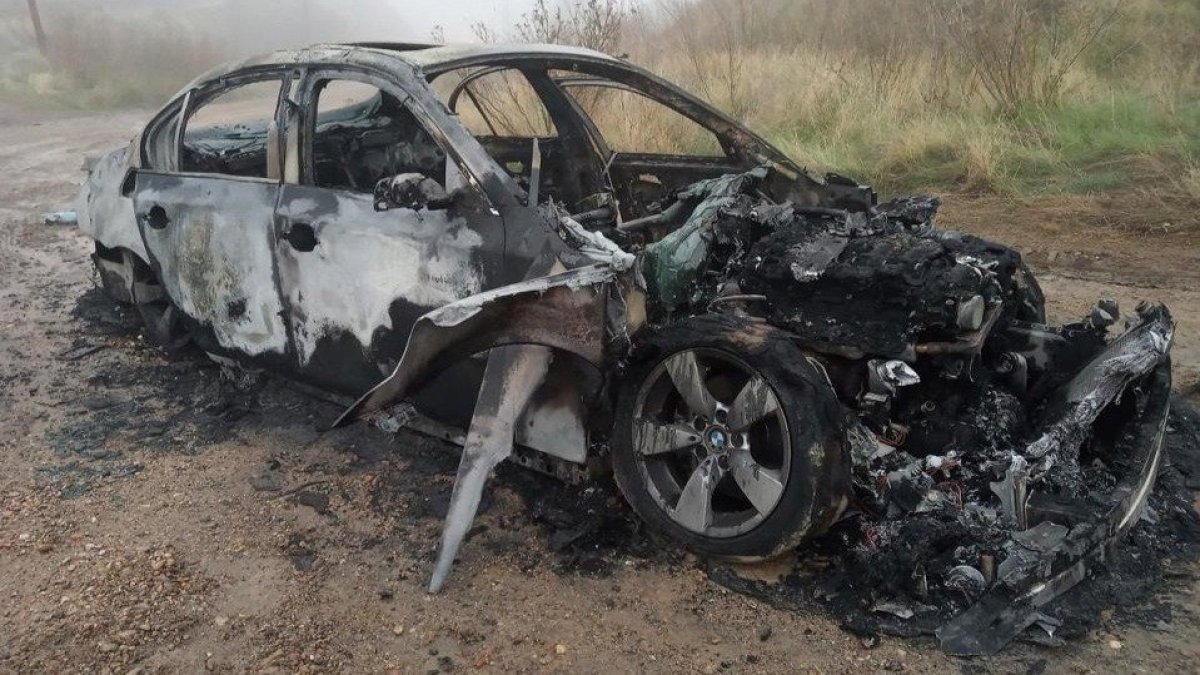 Aparece un vehículo de alta gama calcinado en Simancas. (LDF)