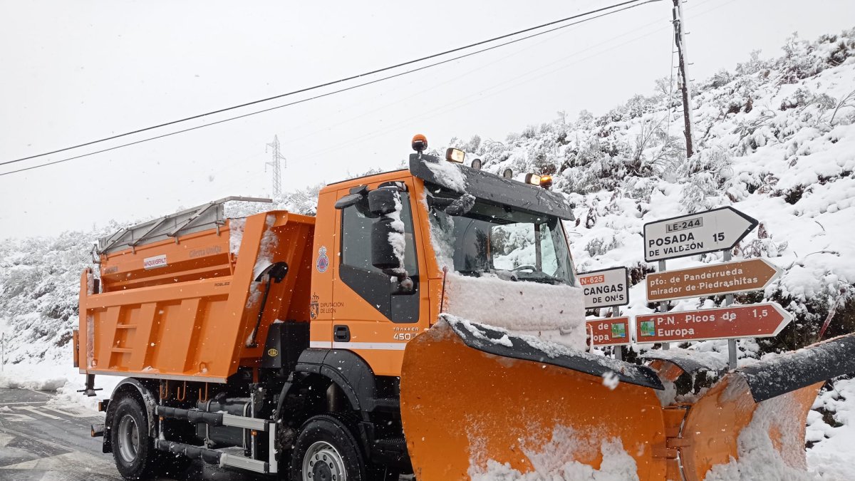 La Diputación de León despeja los accesos por carretera a Valdeón. ICAL