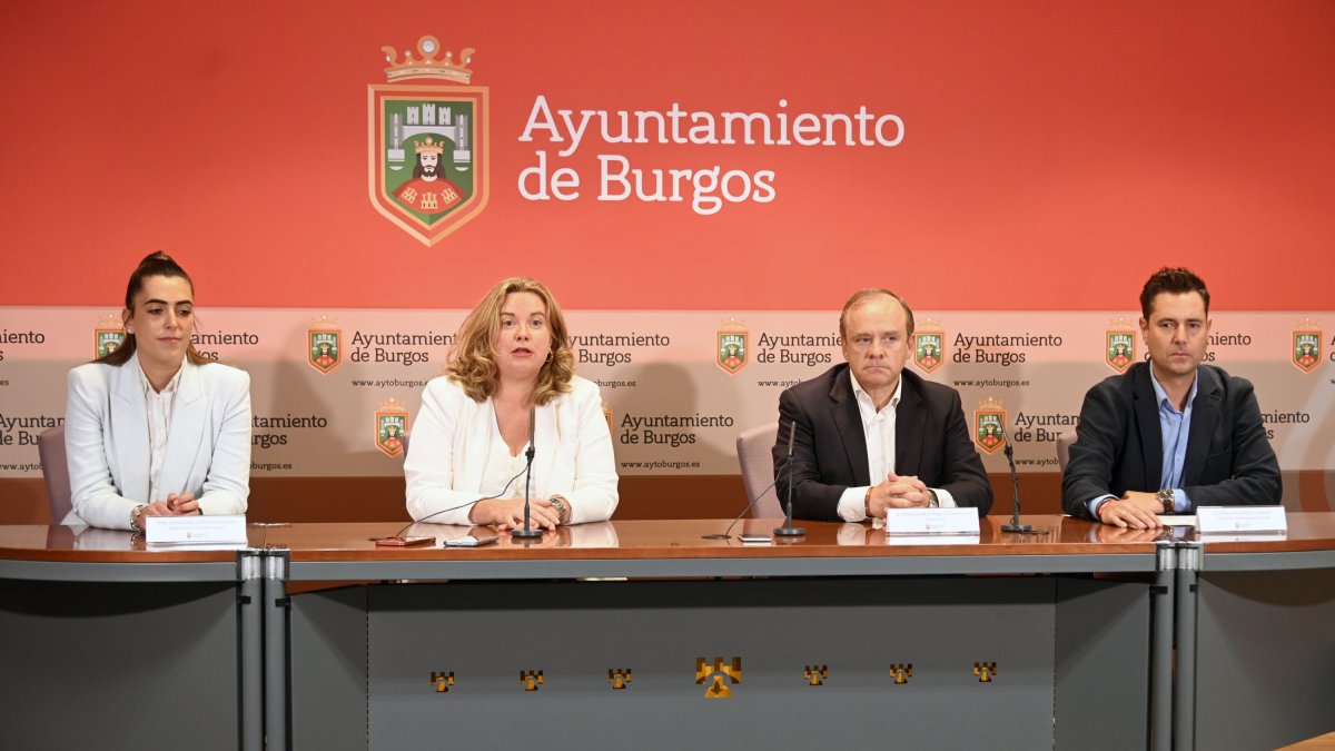 La alcaldesa de Burgos, Cristina Ayala (CI), acompañada de la portavoz del Partido Popular, Andrea Ballesteros (I), del vicealcalde y portavoz de Vox, Fernando Martínez-Acitores (CD), y del portavoz del PSOE en el Ayuntamiento, Daniel de la Rosa (D), presenta una proposición conjunta para la adhesión del Ayuntamiento de Burgos a la Asociación Castellano y Leonesa del Hidrógeno.- ICAL