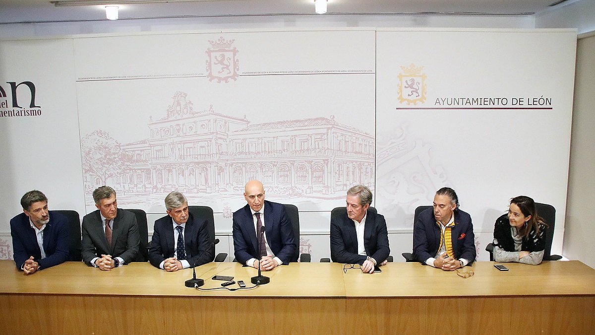 El alcalde de León, José Antonio Diez, con el presidente de la FELE, Javier Cepedano, el rector de la ULE, Juan Francisco García Marín, y el presidente del CEL, Julio César Álvarez.- ICAL