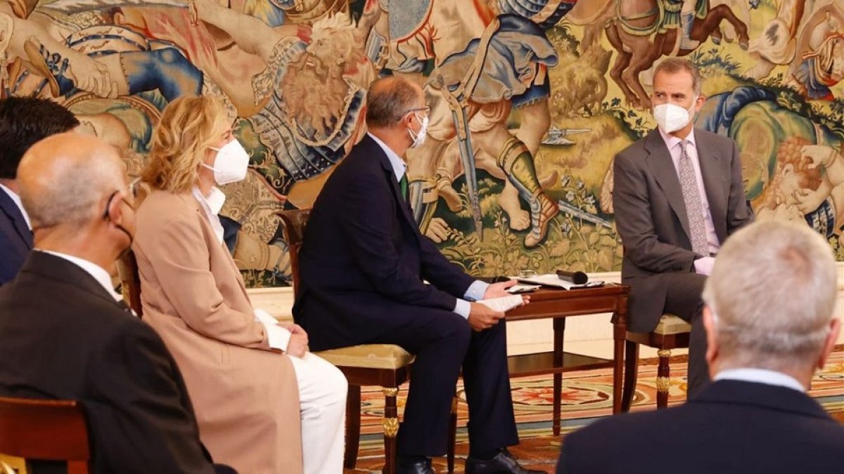 El presidente de las Cortes, Luis Fuentes, mira a Su Majestad El Rey Felipe VI. - EM