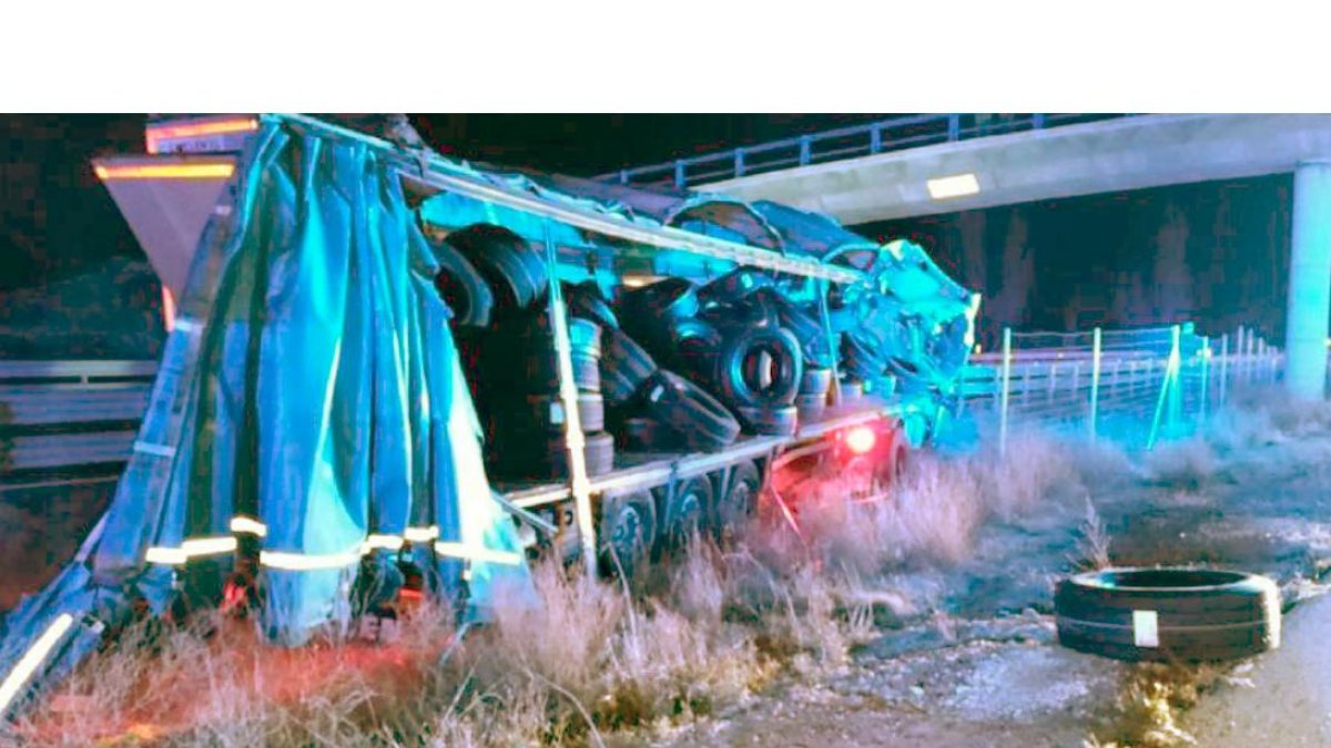 Camión volcado.-ICAL