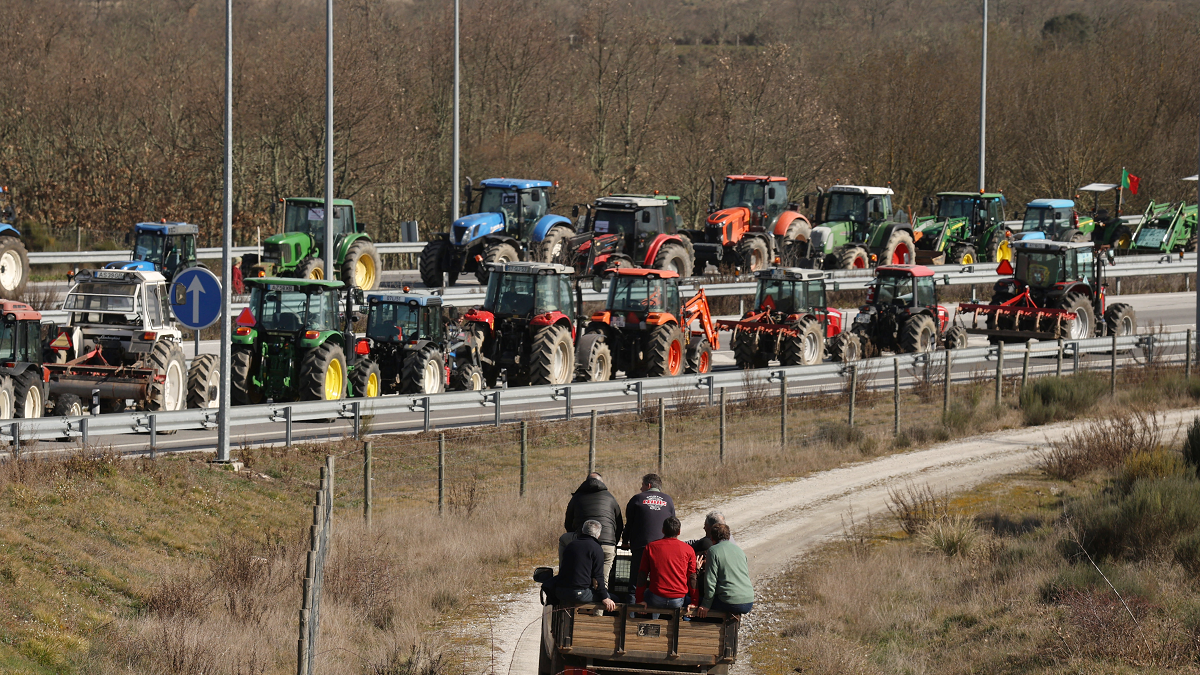 Agricultores portugueses cortan la A-62 junto a la frontera de Fuentes de Oñoro (Salamanca). Vicente/ Ical