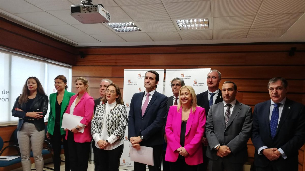 González Corral y Suárez-Quiñones en la reunión con los delegados territoriales de la Junta para preparar la Campaña de Riesgos Invernales 2022-2023 - EUROPA PRESS