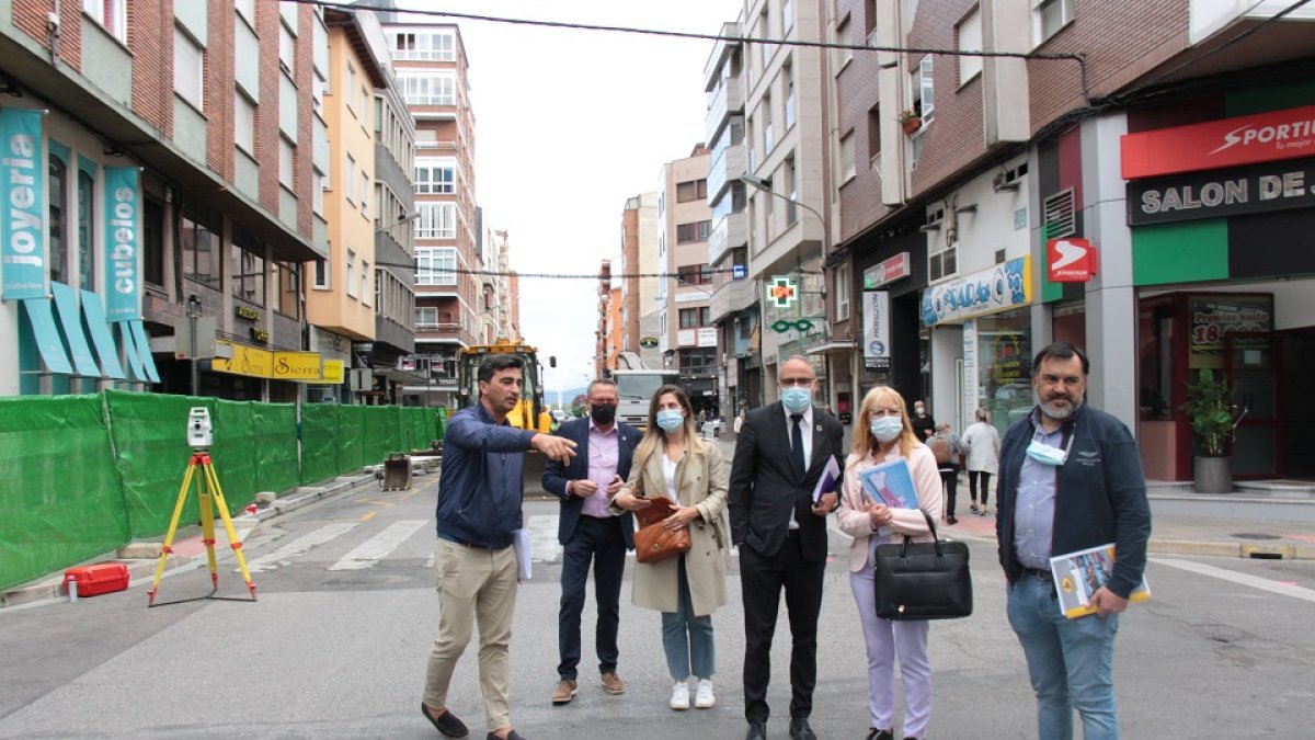 Miembros del Ayuntamiento de Ponferrada, durante una visita a las obras de Gómez Núñez, en una imagen de archivo.- E. M.