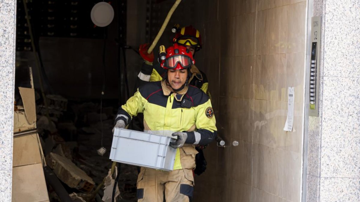 Bomberos participando en la recuperación de enseres personales en el edificio de la calle Goya 32.- PHOTOGENIC