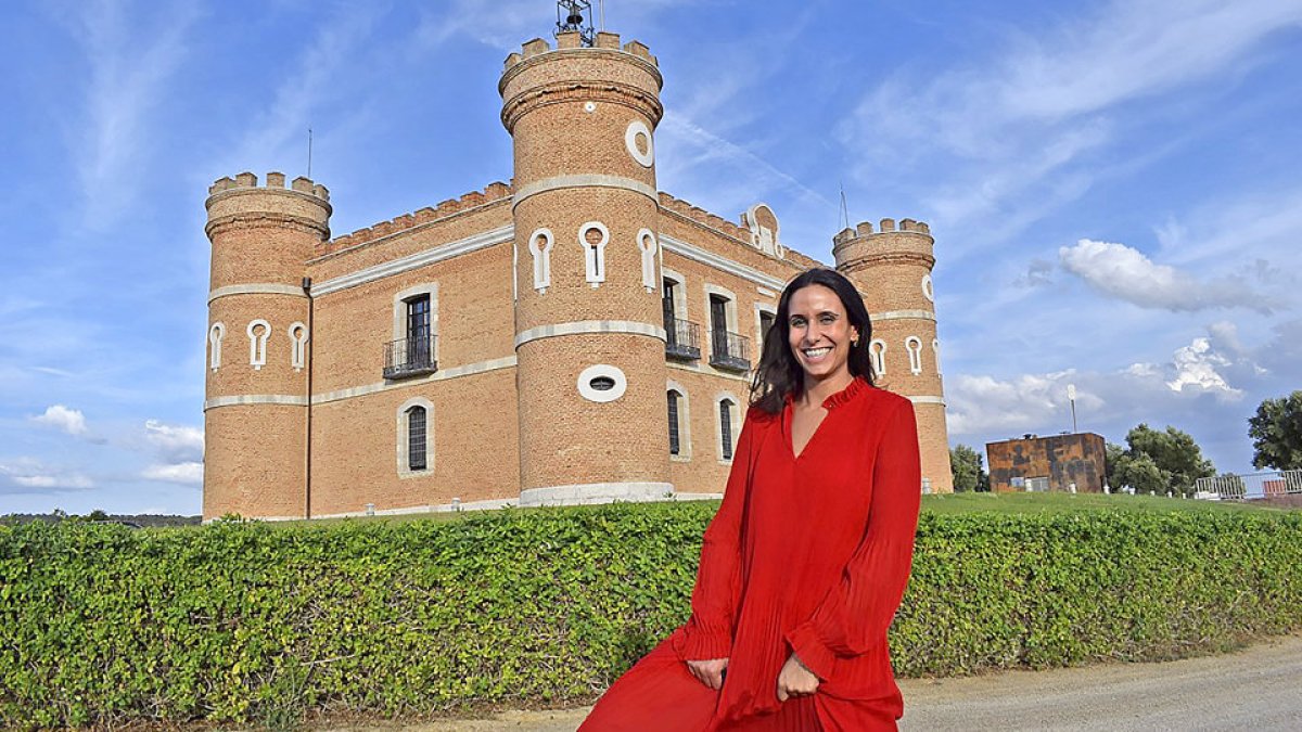 Carolina Inaranja, frente al castillo donde está la bodega (E. M.)