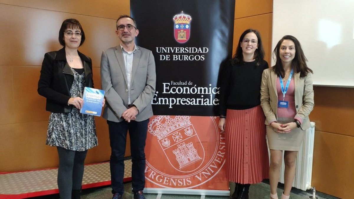 Sonia San Martín, Carlos Larrinaga, Paula Rodríguez y Nadia Jiménez en las instalaciones de la Universidad de Burgos. (EL MUNDO)