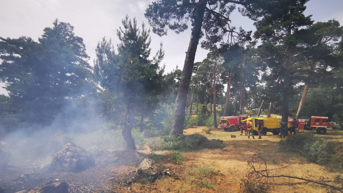 Controlado el incendio declarado en en el Cerro Pelado, en la vertiente segoviana de la sierra de Guadarrama. -ICAL