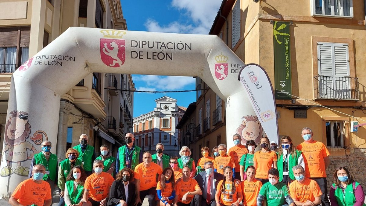 Más de 500 corredores se relevan durante 50 horas en León con la carrera solidaria. - ICAL