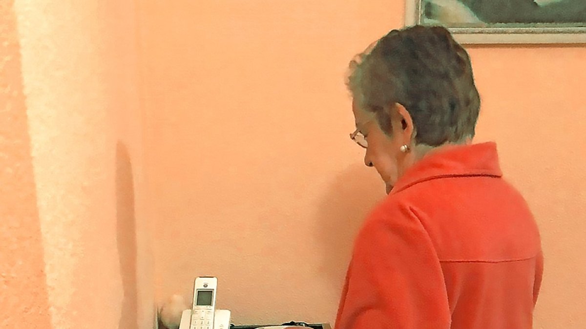 Una usuaria del servicio de teleasistencia, con el terminal de conexión. -D.V.