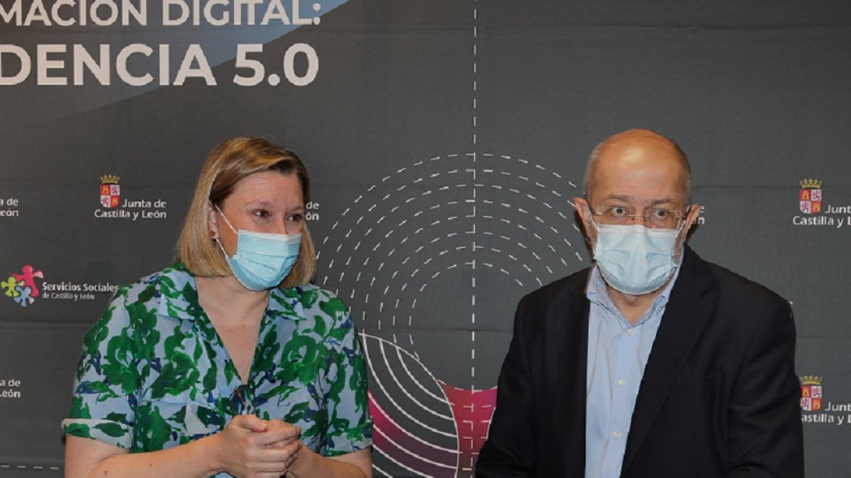 El vicepresidente de la Junta de Castilla y León, Francisco Igea, junto a la consejera de Familia, Isabel Blanco. - ICAL