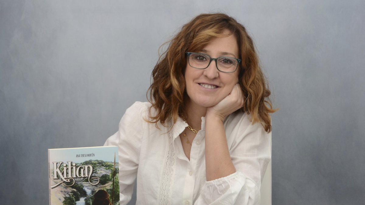 La escritora soriana Ana Teresa Martín posa junto a su novela “Kilian y el toro de la luna de sangre”. / ARGICOMUNICACIÓN