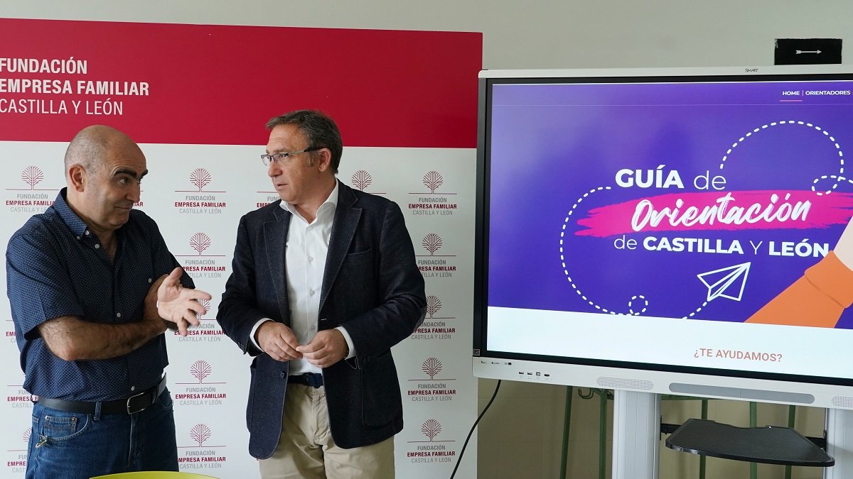 El director de la Fundación Empresa Familiar Castilla y León, Alberto Guerra, y el catedrático de Orientación Educativa y orientador del IES Núñez de Arce, Jaime Foces.- ICAL