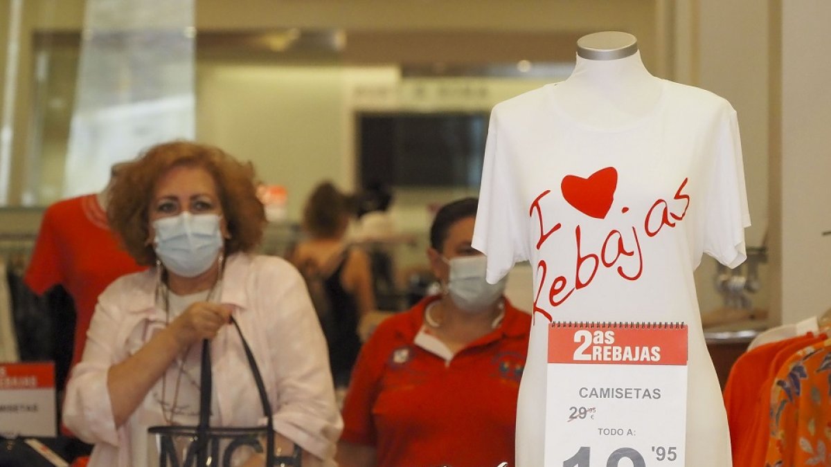 Dos personas recorren una tienda de ropa de la capital vallisoletana. PHOTOGENIC / MIGUEL ÁNGEL SANTOS