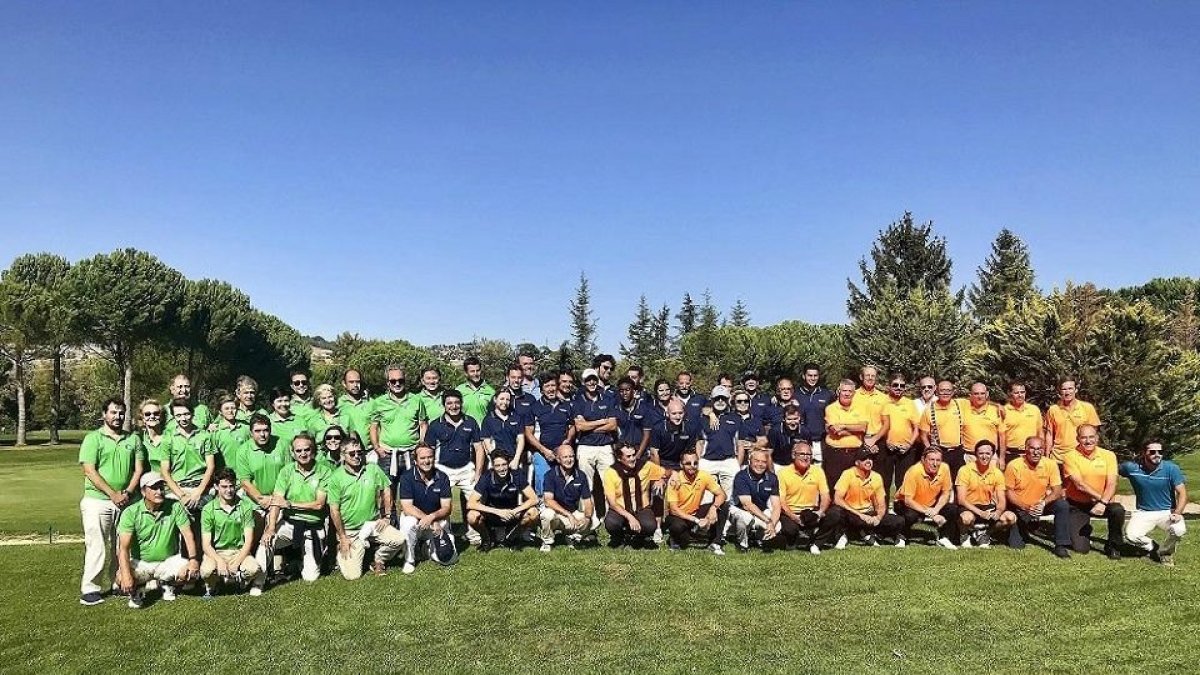 Los componentes de La Galera (jersey verde), los de Aldeamayor (azul) y Entrepinos (naranja) posan en la tradicional foto de familia. (E.M)