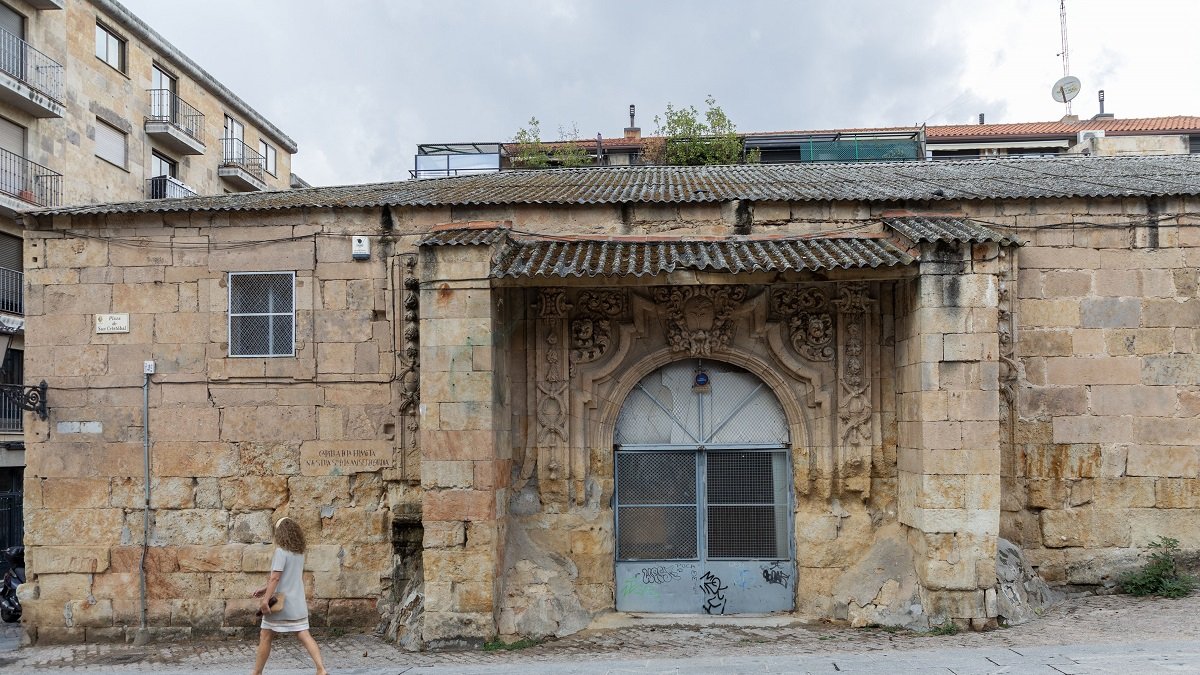 La ermita de la Misericordia, de origen medieval, aguarda en la plaza de San Cristóbal una solución para su reforma.- ICAL