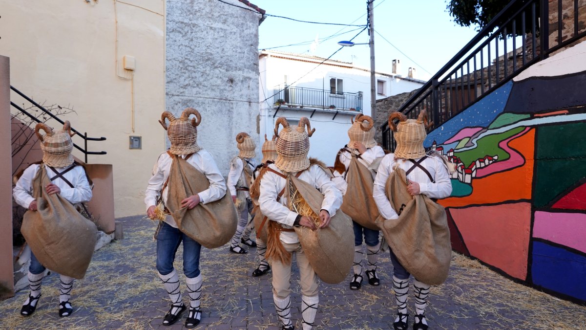 Los zarrones de Borobia recibieron un nuevo impulso gracias a la Asociación La Raya y este mantenimiento de la tradición ha recibido ya un premio por su labor etnográfica.  / ICAL