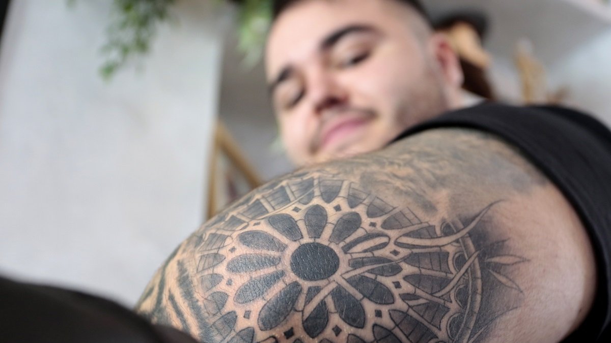 El DJ Eric García, muestra el tatuaje del rosetón de la Catedral de León que le realizaron en All Street Barber & Tattoo Studio de la capital leonesa.- ICAL