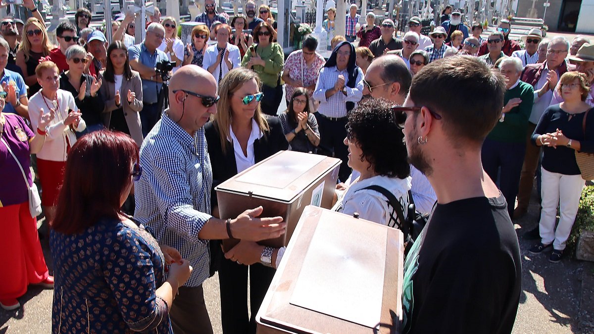 Los restos de dos concejales asesinados en 1936 en Villadangos del Páramo son entregados a sus familias en el Cementerio de Valencia de Don Juan. -ICAL