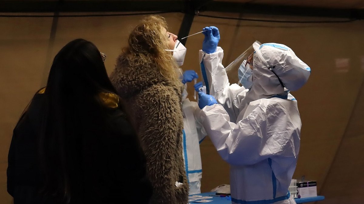 Centenares de vecinos de Santa María del Páramo (León) acuden al cribado masivo con test de antígenos ayer.- ICAL