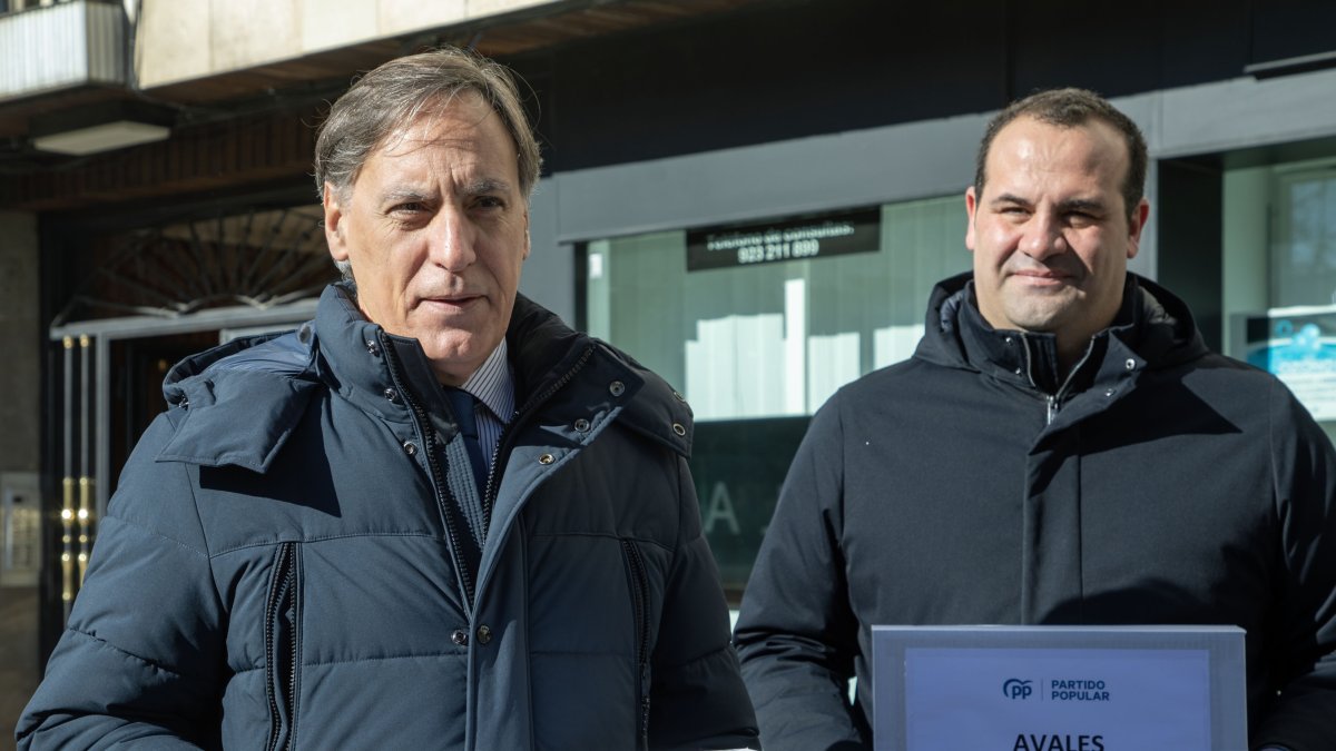 El precandidato a la presidencia del Partido Popular de Salamanca Carlos García Carbayo, registra los avales de su precandidatura. -ICAL