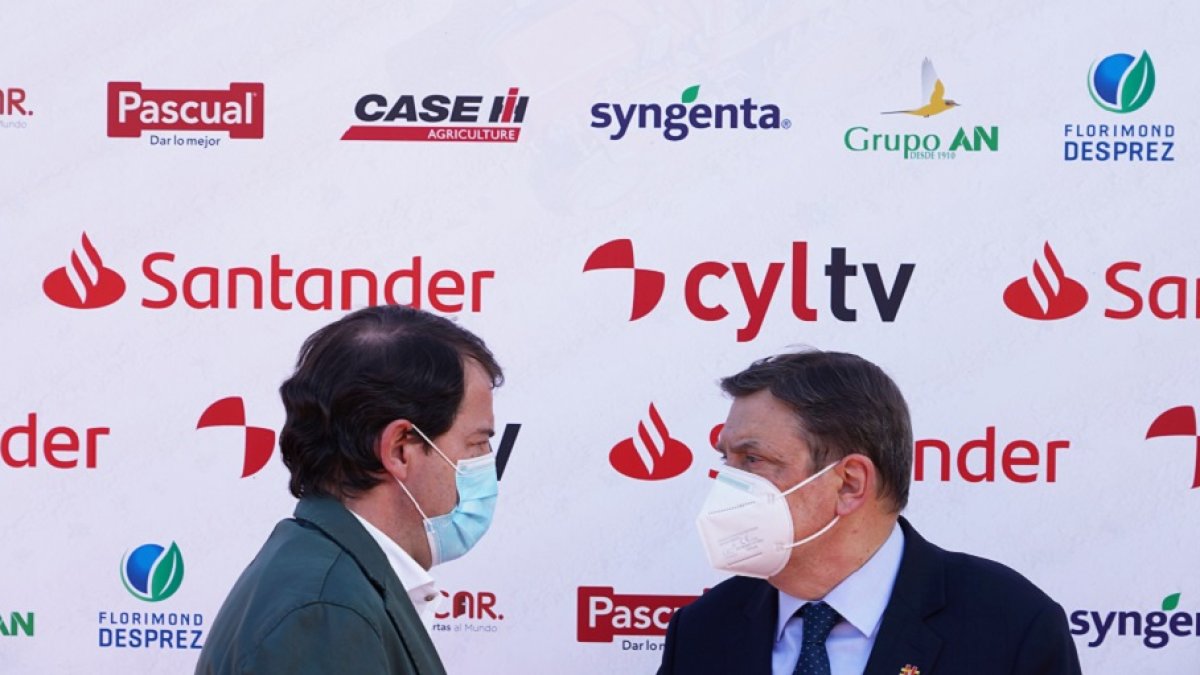 El presidente de la Junta, Alfonso Fernández Mañueco, y el ministro de Agricultura, Luis Planas. - ICAL