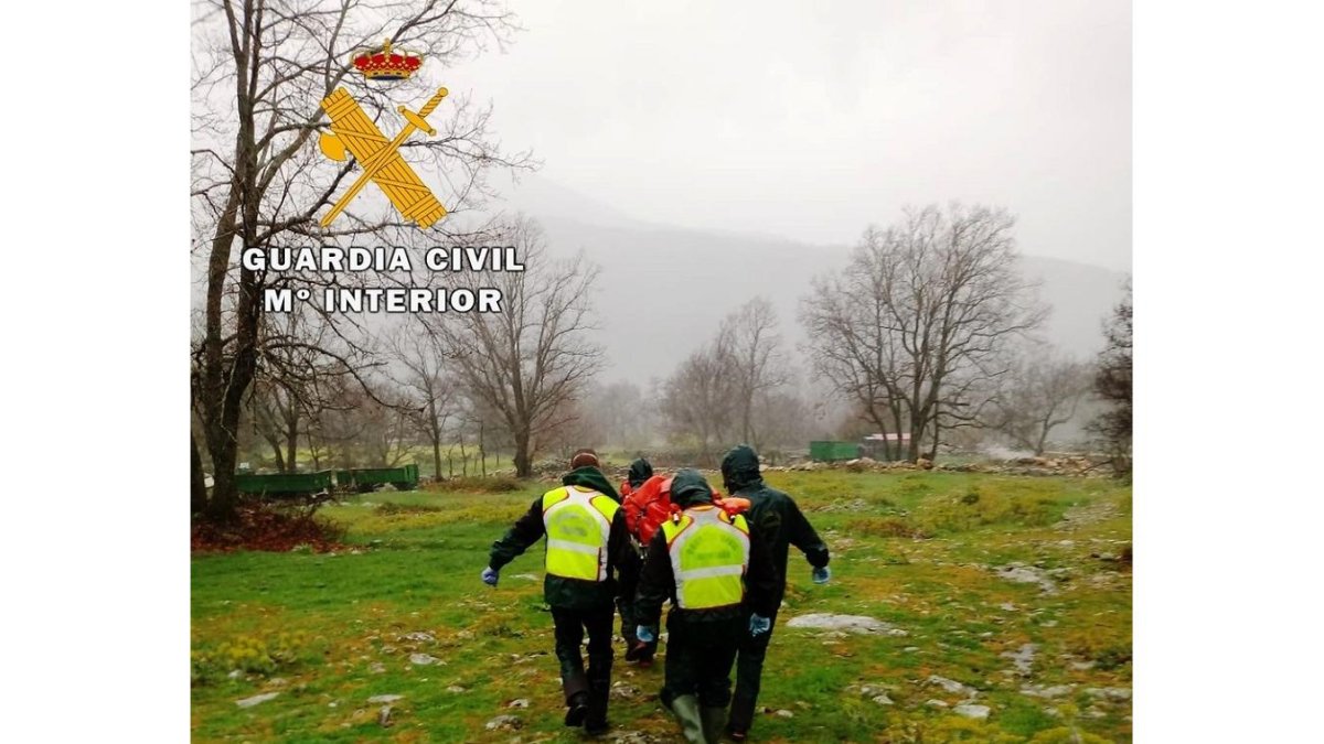 Miembros de la Guardia Civil trasladan el cadáver hallado en el arroyo.- G.C.