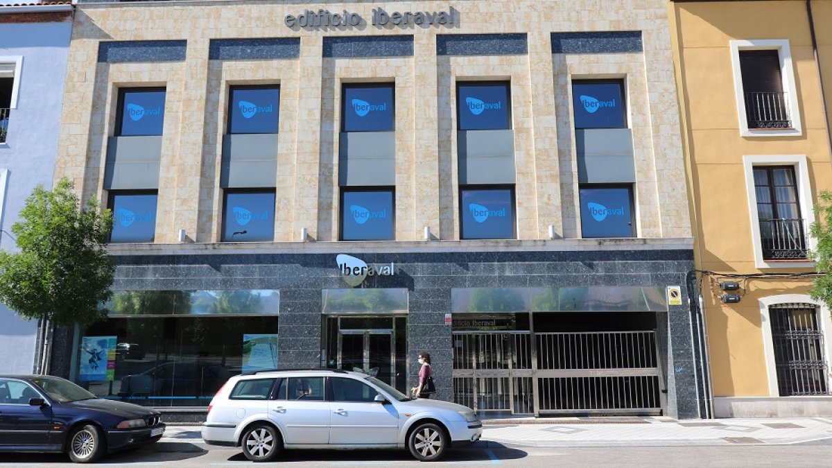 Exteriores de las oficinas de Iberaval en la calle Estación de Valladolid.