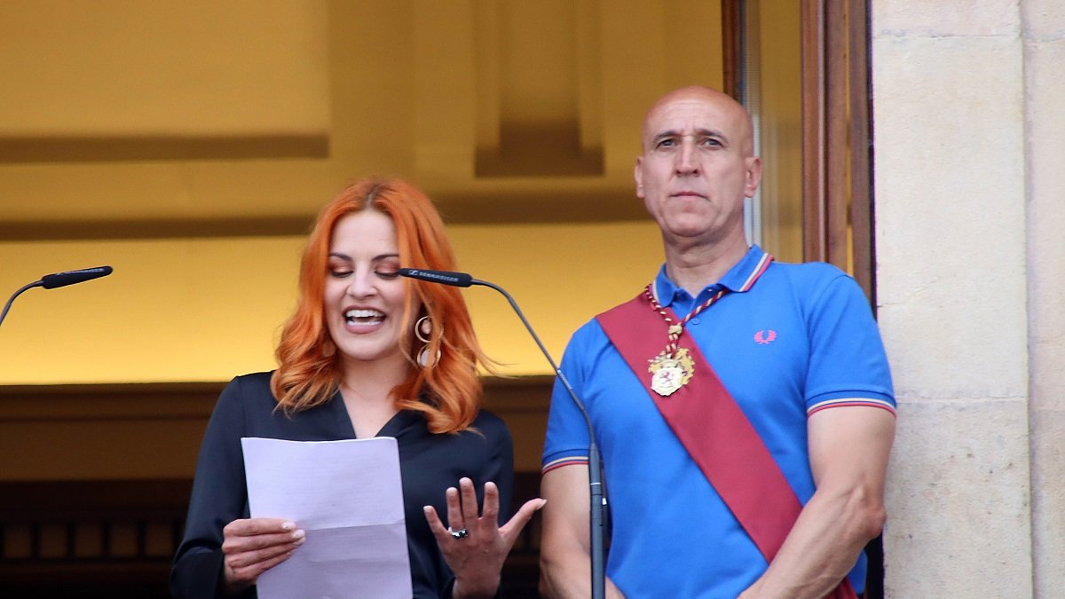 La astronauta Sara García da el pregón de las fiestas de León con el alcalde, José Antonio Díez. -ICAL