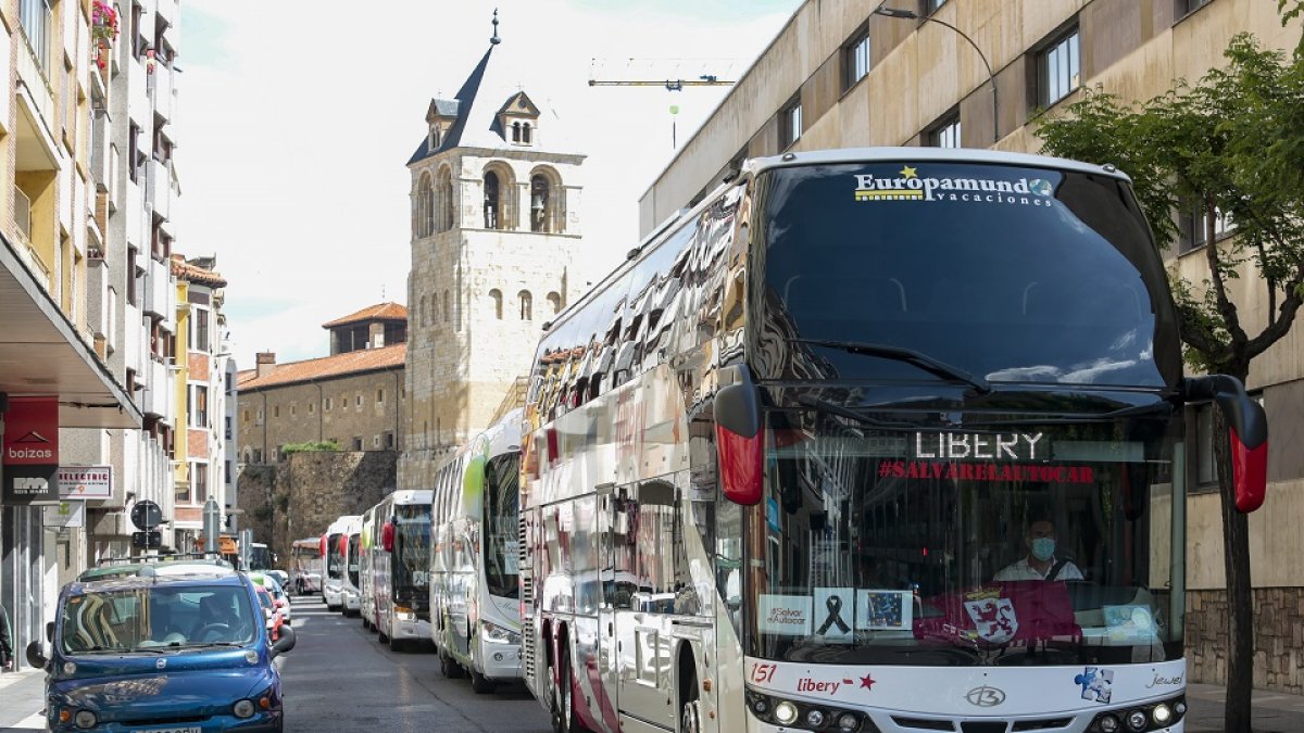 Imagen de archivo de autobuses por la ciudad. / ICAL.