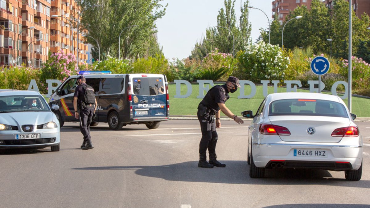 Controles de vehículos en Aranda durante el primer día de confinamiento. PACO SANTAMARÍA