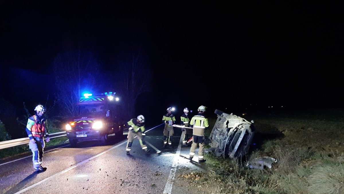 Imagen del coche siniestrado. @BOMBEROSARABA