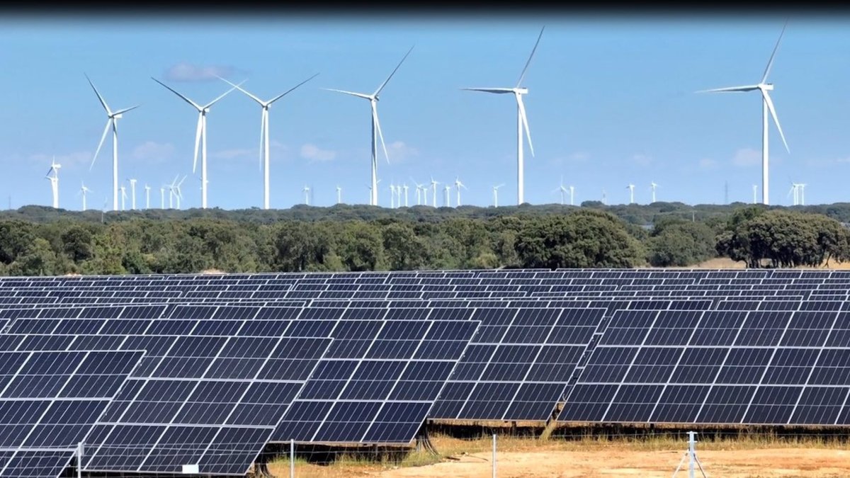 Iberdrola concluye la construcción en CyL de la primera planta híbrida eólica y solar de España. - E. PRESS